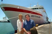 Lothar Meyer (Elmar Wepper) und Ramona Wiese (Ulrike Kriener) haben bei einem Preisausschreiben der Reederei gewonnen und freuen sich auf die bevorstehende Reise nach Afrika. Lothar Meyer (Elmar Wepper) und Ramona Wiese (Ulrike Kriener) haben bei einem Preisausschreiben der Reederei gewonnen und freuen sich auf die bevorstehende Reise nach Afrika.