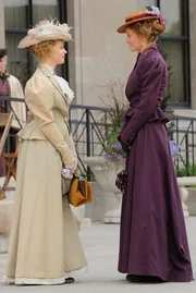 Dr. Julia Ogden ( Helene Joy, R )