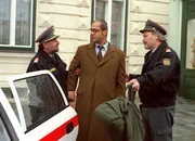 Heinz Strubreiter und Gustl Rauscher verhaften Bruno Abebe, der des "Rauschgiftdealens" verdächtigt wird (v.li.: Ludwig Dornauer, Nino Sandow, Michael König). Heinz Strubreiter und Gustl Rauscher verhaften Bruno Abebe, der des "Rauschgiftdealens" verdächtigt wird (v.li.: Ludwig Dornauer, Nino Sandow, Michael König).