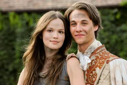Marie (Emilia Sch&uuml;le), Prinz Leonhard (Max Felder).