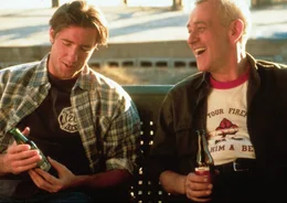 Mickey Fitzpatrick (Edward Burns, l.); Mr. Fitzpatrick (John Mahoney, r.)
