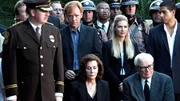 Die CSI-Kollegen (2. Reihe von re.: Adam Rodriguez, Emily Procter, David Caruso) trauern um ihren Partner Tim Speedle, der bei einem Einsatz erschossen wurde.