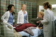 Meredith (Ellen Pompeo, r.), Cristina (Sandra Oh, l.) und Izzie (Katherine Heigl, 2.v.l.) haben sich einen Patienten (Joseph Sikora, 2.v.r.) aus der Psychiatrie "ausgeliehen", der von sich behauptet, schwanger zu sein ...