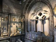 Romanische Spuren in der Reliquienkapelle.