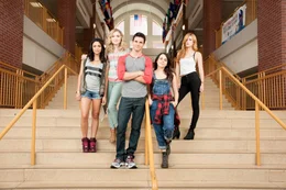 On left: Casey (Bianca A. Santos) Jess (Skyler Samuels), Wesley (Robbie Amell), Bianca (Mae Whitman) and on right Madison (Bella Thorne).