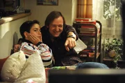 Felix und Gregor freuen sich, dass ihr Lieblingsfilm gezeigt wird. Von links: Felix Kramer (Shayan Hartmann) und Gregor Brunner (Holger M. Wilhelm). Felix und Gregor freuen sich, dass ihr Lieblingsfilm gezeigt wird. Von links: Felix Kramer (Shayan Hartmann) und Gregor Brunner (Holger M. Wilhelm).