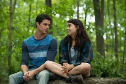 Eigentlich soll Wesley (Robbie Amell, l.) seine Nachbarin und Freundin aus Kindertagen Bianca (Mae Whitman, r.) nur dabei helfen, endlich keine DUFF mehr zu sein, w&auml;hrend sie ihm im Gegenzug Nachhilfe gibt, aber wird es wirklich dabeibleiben?