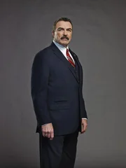 (4. Staffel) - Schon sein Vater Henry hatte den Job als New Yorker Polizei Chef ehe er in Ruhestand ging. Für Frank (Tom Selleck) ist es eine Ehre, in seine Fußstapfen treten zu können ...