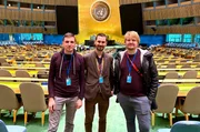 Im Plenarsaal der Vereinten Nationen in New York (v.l.n.r.):  Felix Golenko, M&aacute;rk Szil&aacute;gyi und Benedict Uphoff.