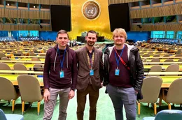 Im Plenarsaal der Vereinten Nationen in New York (v.l.n.r.):  Felix Golenko, M&aacute;rk Szil&aacute;gyi und Benedict Uphoff.