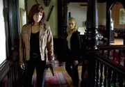 Irene Huss (Angela Kovas, li) und ihre Kollegin Birgitta Moberg (Emma Swenninger, re) finden im Pfarrhaus zwei Leichen.