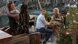 Max (Vladimir Burlakov) und Sophie (Bracha van Doesburgh) fr&uuml;hst&uuml;cken gerade, als Sophie's Schwester Marijke (Wynn Heliczer) und deren Freundin Louisa (Joy Wielkens) mit ihrem Baby dazu kommen.