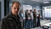 Holger Krawitz (Matthias Koeberlin) ist bei einer Gegen&uuml;berstellung bei der Polizei, um einen der T&auml;ter zu identifizieren.