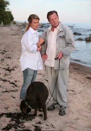 Kommissar Wallander (Krister Henriksson) geht mit seiner neuen Kollegin, der Staatsanwältin Katarina Ahlsell (Lena Endre), am Stand spazieren.