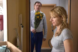 Roger (Charly H&uuml;bner) ist hin und weg von der zugezogenen Ellen (Christina Gro&szlig;e).