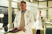 Dr. Ina Schulte (Isabell Gerschke) und Dr. Philipp Brentano (Thomas Koch) haben gerade erfahren, dass Sarah Marquardt und Philipps Frau Arzu mit einer Hochschwangeren im Fahrstuhl stecken geblieben sind. Dr. Ina Schulte (Isabell Gerschke) und Dr. Philipp Brentano (Thomas Koch) haben gerade erfahren, dass Sarah Marquardt und Philipps Frau Arzu mit einer Hochschwangeren im Fahrstuhl stecken geblieben sind.