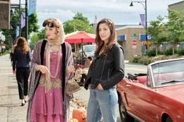 Ruby Baker (Madeleine Arthur) (l.) will Anna Vazquez (Julie Gonzalo) (r.) wieder mit ihrem Ex zusammenbringen.  +++ Die Verwendung des sendungsbezogenen Materials ist nur mit dem Hinweis und Verlinkung auf RTL+ gestattet. +++