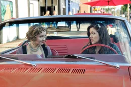 Geist Ruby Baker (Madeleine Arthur) (l.) folgt Anna Vazquez (Julie Gonzalo) (r.) &uuml;berall hin.  +++ Die Verwendung des sendungsbezogenen Materials ist nur mit dem Hinweis und Verlinkung auf RTL+ gestattet. +++