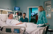 Dr. Ina Schulte (Isabell Gerschke) und Dr. Philipp Brentano (Thomas Koch) haben gerade erfahren, dass Sarah Marquardt und Philipps Frau Arzu mit einer Hochschwangeren im Fahrstuhl stecken geblieben sind.
