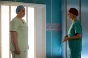 Dr. Ina Schulte (Isabell Gerschke) und Dr. Philipp Brentano (Thomas Koch) haben gerade erfahren, dass Sarah Marquardt und Philipps Frau Arzu mit einer Hochschwangeren im Fahrstuhl stecken geblieben sind.