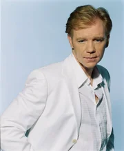 (3. Staffel) - Er ist ein Sprengstoffexperte und der Kopf der CSI-Abteilung des Miami-Dade Police Department: Lt. Horatio Caine (David Caruso) (3. Staffel) - Er ist ein Sprengstoffexperte und der Kopf der CSI-Abteilung des Miami-Dade Police Department: Lt. Horatio Caine (David Caruso)