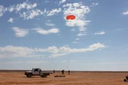 Wie entsteht ein Sandsturm? – Experiment im trockenen Outback Australiens. Wie entsteht ein Sandsturm? – Experiment im trockenen Outback Australiens.