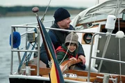 Christoph (Dirk Borchardt) mit seinem Sohn Felix (Milan Andreew) bei einem Segelbootausflug. Christoph (Dirk Borchardt) mit seinem Sohn Felix (Milan Andreew) bei einem Segelbootausflug.