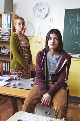 Mona (Dileyla Agirman) mit Frau Abel (Peri Baumeister)