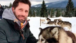 ARD-Korrespondent Till R&uuml;ger mit einem Malamute-Schlittenhund.