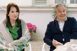 Claude (Christian Clavier, Mitte) und Marie (Chantal Lauby) sind mit vier T&ouml;chtern gesegnet.