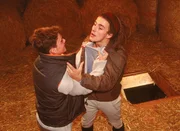 Zwischen David (Max Alberti, re.) und Marcel (Michael B. Kammergruber), Rivalen um die Gunst eines M&auml;dchens, kommt es auf dem Strohboden des Reitstalls zu einer heftigen Rauferei, die nicht ohne Folgen bleibt...