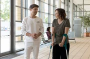 Dr. Ina Schulte (Isabell Gerschke) und Dr. Philipp Brentano (Thomas Koch) haben gerade erfahren, dass Sarah Marquardt und Philipps Frau Arzu mit einer Hochschwangeren im Fahrstuhl stecken geblieben sind. Dr. Ina Schulte (Isabell Gerschke) und Dr. Philipp Brentano (Thomas Koch) haben gerade erfahren, dass Sarah Marquardt und Philipps Frau Arzu mit einer Hochschwangeren im Fahrstuhl stecken geblieben sind.