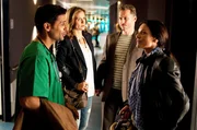 Franziska (Christine Neubauer; re) und Dr. Antonio (Rene Ifrah; li) verstehen sich blendend, was Christoph (Dirk Borchardt; 2.v.re) und Andrea (Anne-Cathrin Butz; 2.v.li) irritiert. Franziska (Christine Neubauer; re) und Dr. Antonio (Rene Ifrah; li) verstehen sich blendend, was Christoph (Dirk Borchardt; 2.v.re) und Andrea (Anne-Cathrin Butz; 2.v.li) irritiert.