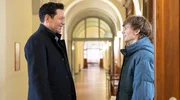 Dr. Ina Schulte (Isabell Gerschke) und Dr. Philipp Brentano (Thomas Koch) haben gerade erfahren, dass Sarah Marquardt und Philipps Frau Arzu mit einer Hochschwangeren im Fahrstuhl stecken geblieben sind.