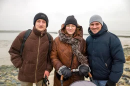 Reporter Frank (rechts) Seibert bei Kim und ihrer Familie.