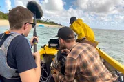 Dreharbeiten im Pazifischen Ozean beim &Uuml;bersetzen auf die Insel Santo. (v.l.n.r.: Felix Golenko, Jan Robin Weiland, und der F&auml;hrmann.