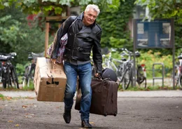 Paul (Henry H&uuml;bchen) sitzt mal wieder auf der Stra&szlig;e und wei&szlig; nicht, wohin.