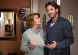 Johannes (Jan Hartmann) kann nicht verstehen, warum seine Mutter Marlene (Senta Berger) und sein Vater Paul sich das Leben so schwer machen.