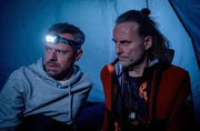 Beim Zelten mit Michael (Erich Altenkopf, r.) kommt Erik (Sven Waasner, l.) nicht zur Ruhe, weil er draußen Tiere hört. Beim Zelten mit Michael (Erich Altenkopf, r.) kommt Erik (Sven Waasner, l.) nicht zur Ruhe, weil er draußen Tiere hört.