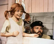 Tante Bruselius hat Efraim Langstrumpf in seiner Kiste doch noch entdeckt und macht nun die Bekanntschaft von Pippis (Inger Nilsson, li.) leibhaftigem Vater (Darstellername unbekannt).