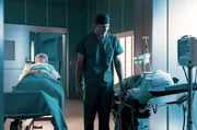 Dr. Ina Schulte (Isabell Gerschke) und Dr. Philipp Brentano (Thomas Koch) haben gerade erfahren, dass Sarah Marquardt und Philipps Frau Arzu mit einer Hochschwangeren im Fahrstuhl stecken geblieben sind. Dr. Ina Schulte (Isabell Gerschke) und Dr. Philipp Brentano (Thomas Koch) haben gerade erfahren, dass Sarah Marquardt und Philipps Frau Arzu mit einer Hochschwangeren im Fahrstuhl stecken geblieben sind.