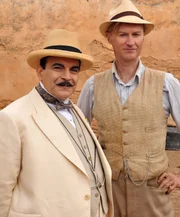 "Agatha Christie's Poirot": In der Hitze der syrischen Wüste suchen der exzentrische englische Archäologe Lord Greville Boynton und sein Sohn Leonard die letzte Ruhestätte von Johannes dem Täufer. Hercule Poirot macht Urlaub in Syrien und ermittelt, als der Tod Lady Boyntons die Ausgrabungen überschattet. Im Bild (v.li.): David Suchet (Hercule Poirot), Mark Gatiss (Leonard Boynton).