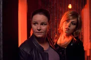 Gudrun (Katrin Pollitt, l.) und Yasmin (Sophie Dal, r.) bei einem gefährlichen Undercover-Einsatz in einer Bar. Gudrun (Katrin Pollitt, l.) und Yasmin (Sophie Dal, r.) bei einem gefährlichen Undercover-Einsatz in einer Bar.