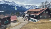 Der Alte Berggasthof Eckbauer vor der Kulisse des Wettersteingebirges.