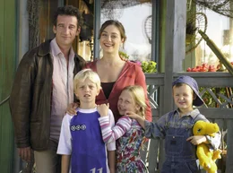 Marc (Heio von Stetten) heiratet eine Familie: Carmen (Julia Richter) und ihre drei Kids Alex, Nina und Lukas (Leo Natalis, Anna Ehrl und Paul Metzger).
