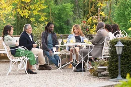 v.li.: Marie Verneuil (Chantal Lauby), Claude Verneuil (Christian Clavier), Charles Kofi (Noom Diawara), Laure Verneuil (&Eacute;lodie Fontan)