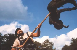 Ben (Bud Spencer) r&auml;umt mit der Mistgabel auf ...