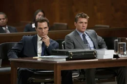 Anwalt Mick Haller (Matthew McConaughey, l.) muss seine ganze Cleverness ausspielen, um die Gerichtsverhandlung f&uuml;r seinen Mandanten Louis Roulet (Ryan Phillippe) in die richtige Richtung zu lenken...