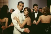 Als sich der tollpatschige Chaos-Abent Johnny English (Rowan Atkinson, l.) auf die Spur eines Superb&ouml;sewichts heftet, gelingt es ihm so nebenbei, das Herz der sch&ouml;nen Doppelagentin Lorna (Natalie Imbruglia, r.) zu gewinnen ...