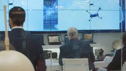 Steuersysteme mit K&uuml;nstlicher Intelligenz verbinden Daten aller Fahrzeuge und Drohnen auf dem Schlachtfeld und bieten dem Menschen Entscheidungsm&ouml;glichkeiten an.